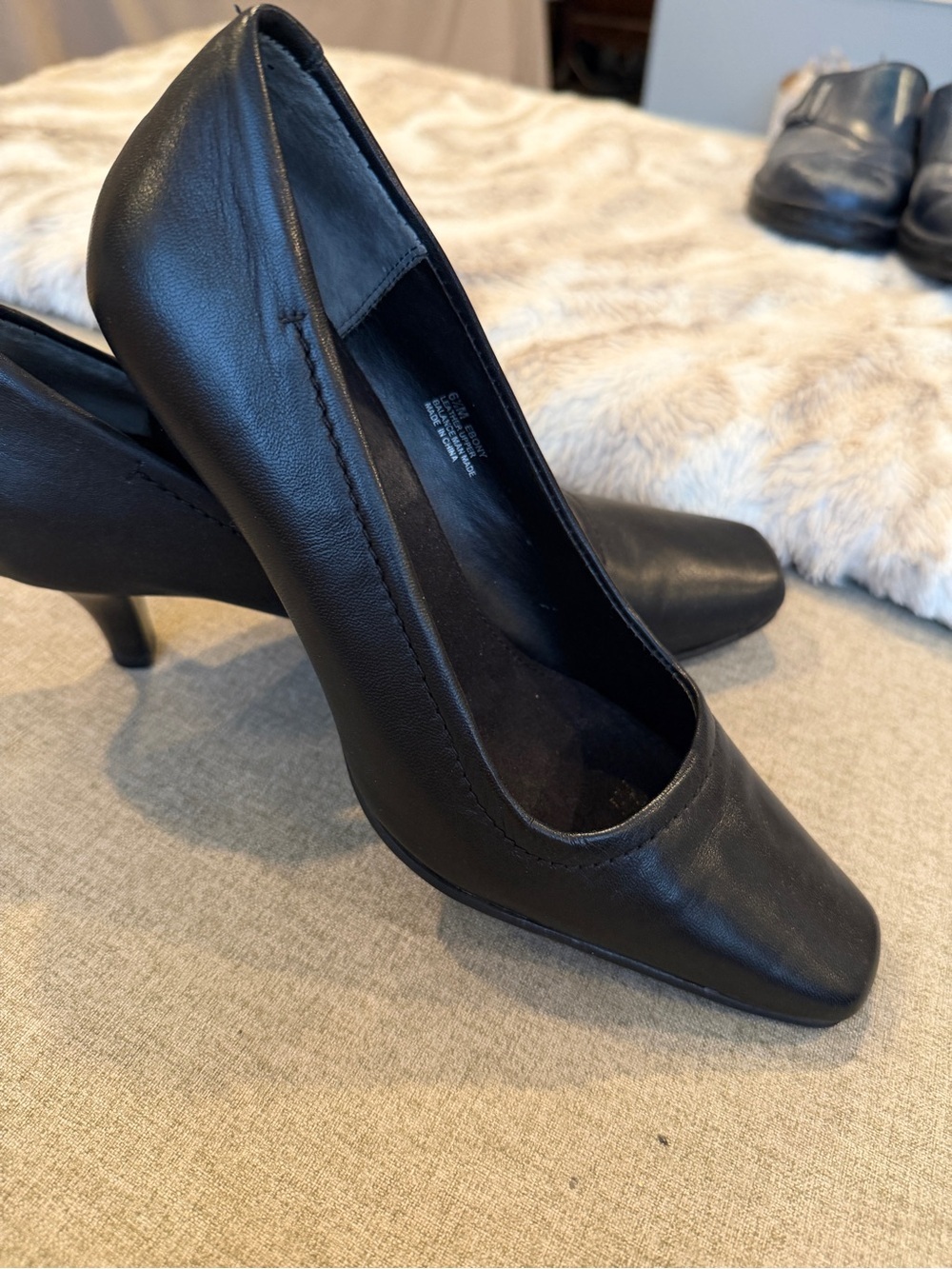 AEROSOLES Black Leather Mid-Heel Pumps